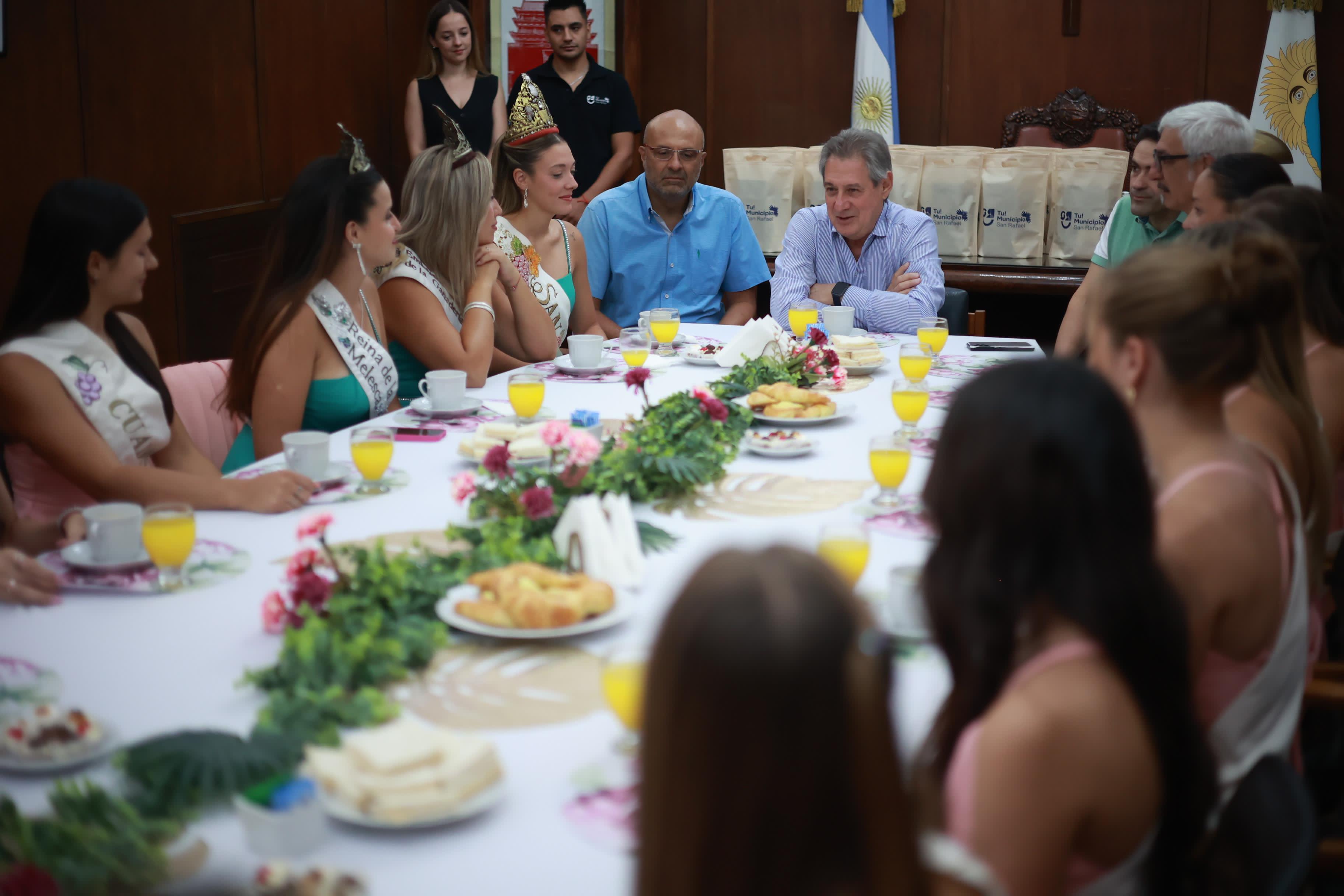 SAN RAFAEL EN VENDIMIA: EN LA PREVIA DE LA FIESTA, LAS REPRESENTANTES DESAYUNARON CON OMAR FÉLIX